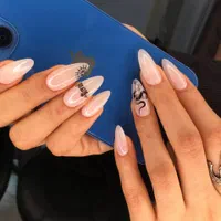 اجاره میز ناخن و مژه محیطی ارام و بی هاشیه