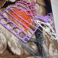 تعداد ی چوب لباسی