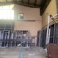 کارگر درو پنجره