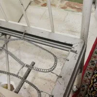 تخت آهنی|پزشکی|شیراز, بعثت|دیوار