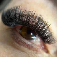 خدمات اکستنشن مژه و لیفت مژه و ابرو در سالن زیبایی