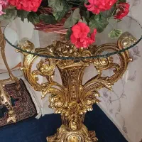 میز پلی استر گرد کنار سالنی