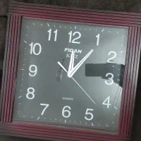 ساعت دیواری تمیز