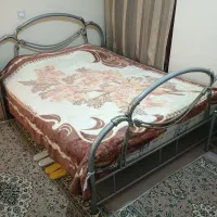 تخت دو نفره فلزی همراه میزتوالت و عسلی|تخت و سرویس خواب|اندیشه, اندیشه فاز ۴|دیوار