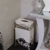 اینه و شمعدان و  سطل زباله و جای دستمال کاغذی