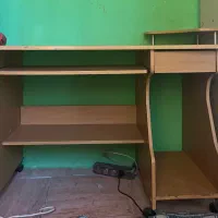 میز مطالعه و کامپیوتر