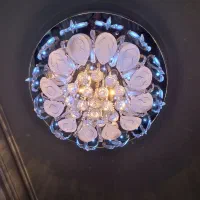 یک عدد لوستر سقفی کریستالی کاملا نو  دارای ۳ رنگ