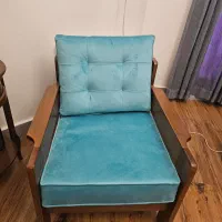 مبل چوبی به رنگ سبز بنتون ، آبی نیست تو عکس آبی