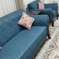 مبل راحتی شیک آبی با پایه چوبی