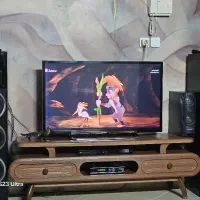 میز تلویزیون و تلویزیون