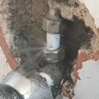 نشت یابی رفع نم  بادستگاه بازسازی و کارهای بنایی