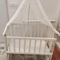 تخت گهواره ای کنار مادر