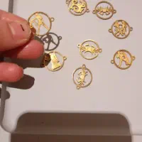 تعدادی پلاک دستبندی و لوازم ساخت اکسسوری