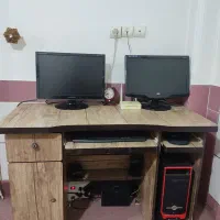 سیستم حرفه‌ای و میز کامپیوتر و ۲ مانیتور