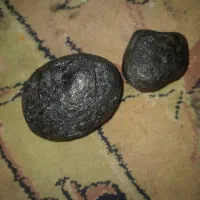 دوتا سنگ مشکوک و سیک یا رنگ فوق مشکی