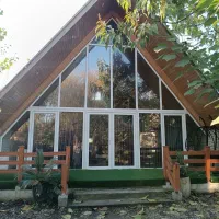 کلبه سویسی چوبی دربست