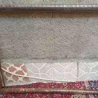 با میله های محکمی ساخته شده فرش دستباف ما میزدیم