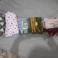 تعدادی چادر نماز و سجاده به فروش میرسد