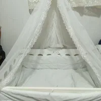 تخت کنار مادر