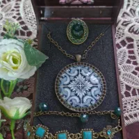 نیم ست بدلیجات زیبا با نگین سبز