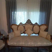 یک ست مبل سلطنتی به فروش می رسد