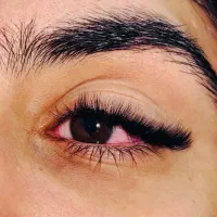 مدل برای اکستنشن مژه برای تکمیل ژورنال