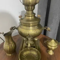 سماور برنجی با میز چوبی