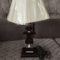 آباژور کنار تختی استفاده نشده بسیار تمیز.