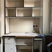 میز و کتابخانه