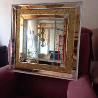 ساعت و قاب آینه