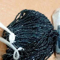 تعدادی کریستال شیشه ای