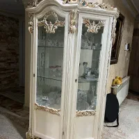 بوفه سفید بارنگ طلای مایل بهشکلاتی