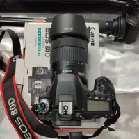 دوربین کانن 80d با لنز 18-135 همراه پایه