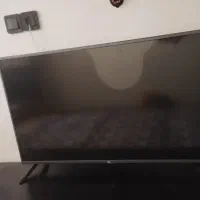 تلویزیون 42 اینچ همراه با میز تلویزیون