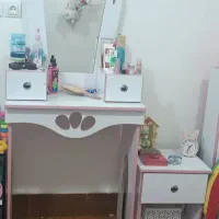 تخت و میز آرایشی و پاتختی  محکم ودر حد نو