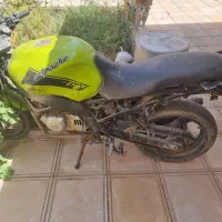 یه دستگاه موتور سیکلت سوزوکی ۲۵۰ سی سی