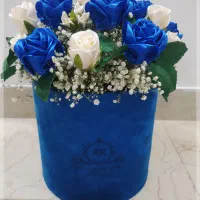 باکس گل رز روبانی ۲۸ شاخه آبی شیری