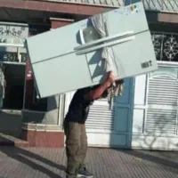 کارگر بارگیری و خالی کردن اثاثیه منزل. ایسوزو