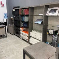 ویترین mdf شیشه سکوریت با مبل صندلی نیلپر آبسردکن