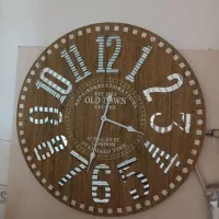 یک عدد ساعت دیواری بزرگ