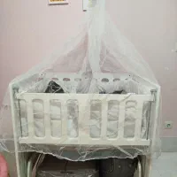 تخت کنار مادر