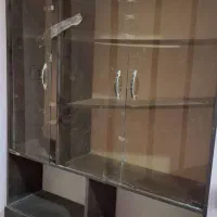 کتابخانه چوبی و ویترین شیشه ای