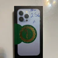 ایفون ۱۳ پرو همراه با شارژر