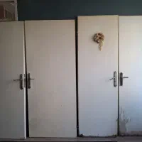 درب چوبی با قفل و دستگیره