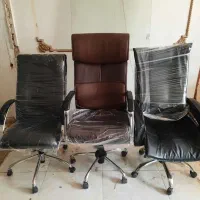دو عدد صندلی مدیریتی سالم و میز های عسلی با شیشه