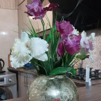 گلدان طلایی همراه باگل مصنوعی