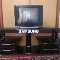 میز تلویزیون و تلویزیون