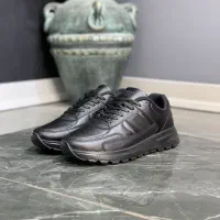 کفش کتانی|کیف، کفش، کمربند|قم, قلعه عموحسین|دیوار