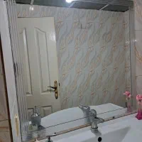 روشویی بزرگ به همراه شیر آب و آینه