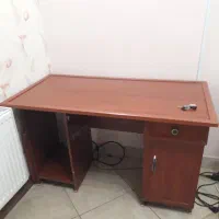 میز تحریر و کامپیوتر